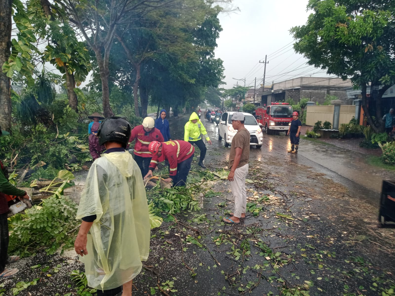 Polisi dan TNI Bersama Warga Gotong Royong Tangani Bencana Angin Kencang Landa 3 Desa di Tulungagung