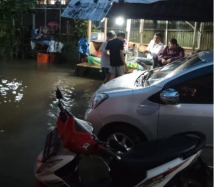 Banjir Menggenangi Pemukiman Warga Desa Kabasiran, Kecamatan Parungpanjang