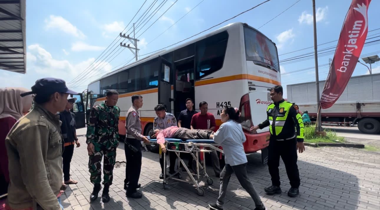 Gercep Polisi Beri Pertolongan Pemudik di Kota Mojokerto yang Pingsan di Bus
