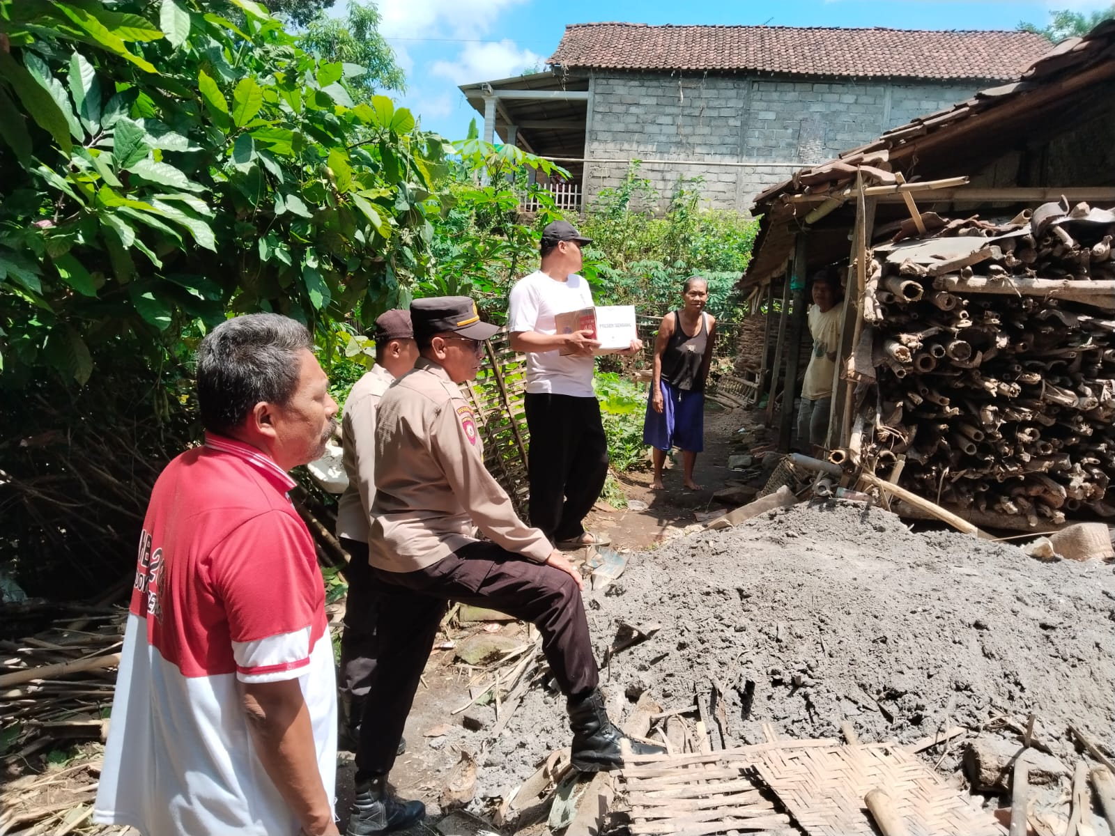 Polres Tulungagung Beri Bantuan Warga Desa Kedoyo yang Mengalami Musibah Akibat Hujan Deras