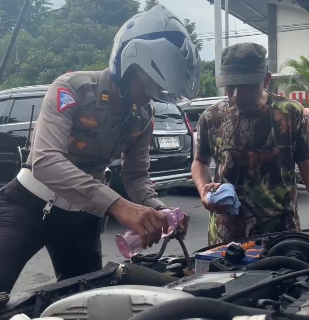 OPS Ketupat Semeru 2024 Polisi Bantu Kendaraan Pemudik Mogok di Kota Kediri