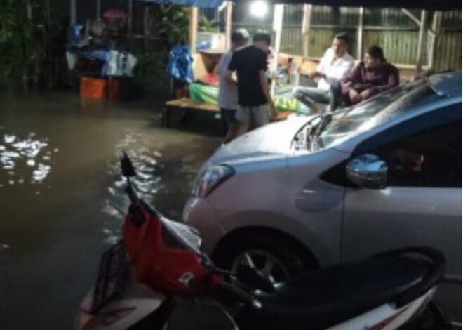 Banjir Menggenangi Pemukiman Warga Desa Kabasiran, Kecamatan Parungpanjang