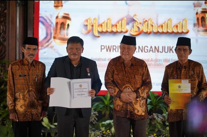 Mantan Bupati Nganjuk Marhaen Djumadi Sabet Penghargaan Tingkat Nasional Dari PWRI Jakarta